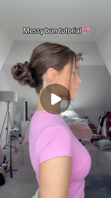 Charlie Friday on Instagram: "Highly requested… Messy bun tutorial💅🏼   #messybun #buntutorial #perfectmessybun #hairreels #trendingreels #hairtutorials #explorepage #zara  #girlycontent" Messy Bun Layered Hair, Messy Bun For Layered Hair, How To Tie A Bun, How To Do A Low Messy Bun, How To Do A Messy Bun, Low Messy Bun Tutorial, Messy Bun Anleitung, School Hairdos, High Messy Bun