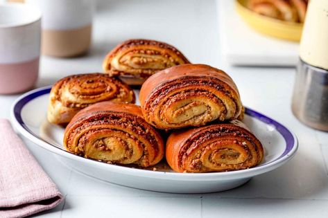 Walnut Rolls are delicious pastries perfect for gatherings, Easter, and Christmas. You can serve them for breakfast, brunch, or with coffee and tea. Walnut Rolls, Walnut Roll, Homemade Crescent Rolls, Mothers Day Desserts, Beef Round, Mini Pastries, Chocolate Babka, Pumpkin Cinnamon Rolls, Savory Bread