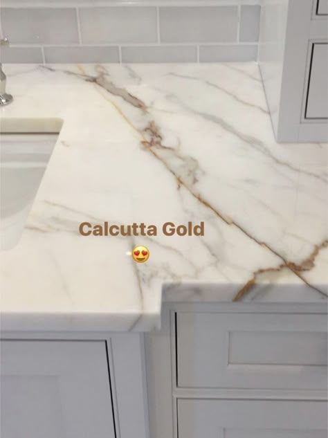 White Marble With Gold Veins Kitchen, White Kitchen Ideas Countertops, Calcutta Gold Granite Countertops, White Gold Countertops Kitchen, White And Gold Countertops Kitchen, Calacata Countertops, Quartz With Gold Veining Kitchen, White Quartz Countertop With Gold Veins, White Gold Countertops