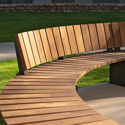 Curved Outdoor Benches Diy, Curved Wooden Bench Outdoor, Curved Outdoor Bench, Modern Garden Bench, Bench Design Outdoor, Modern Outdoor Benches, Curved Outdoor Benches, Outdoor Bench Design, Modern Outdoor Bench