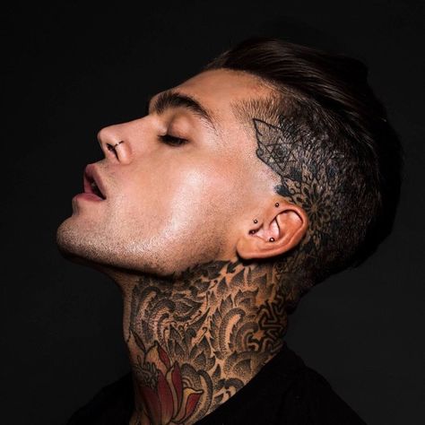 Sephen James's Neck Tattoo Dotwork Man With Tattoos, Stephen James Model, Best Neck Tattoos, See Tattoo, Neck Tattoo For Guys, Neck Tattoos, Stephen James, Famous Men, Neck Tattoo