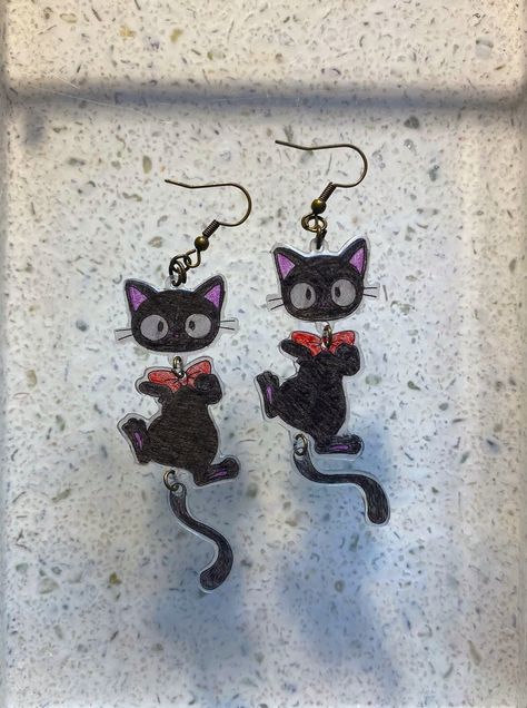 Featuring: Kiki's Delivery Service - Jiji earrings! Size: 2.75inch These super cute lightweight earrings will add some personality to your day! Hand-made Shrinky dink hypoallergenic earrings by me! Cindythenugget (: Shipping within the United States Shrinky Dink Keychain, Diy Shrink Plastic Jewelry, Shrinky Dink Art, Kikis Delivery Service, Shrinky Dink Crafts, Shrinky Dink Jewelry, Shrinky Dink Earrings, Shrink Plastic Jewelry, Disney Christmas Decorations