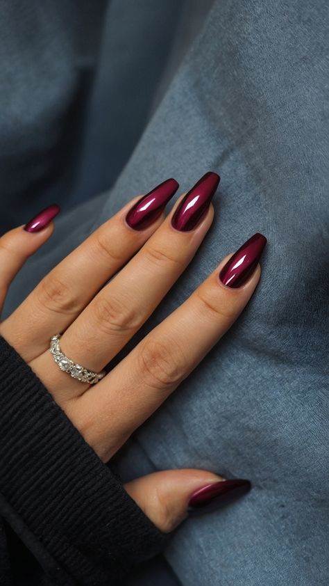 Discover the top fall nail trends for 2024 with these stunning short almond nail designs From the chic short 2022 almond nails to the trendy 2023 Opal Brown square nails get inspired by the latest early Galaxy nail art trends Fall Design Nails 2024, Burgundy Fall Nails 2024, Nails Fall Winter 2024, Maroon Nails Almond Shape, Nails November 2023 Trends, Fall Nails 2024 November, Dark Autumn Nail Designs, Square Nail Designs Fall 2024, 2024 Nails Fall