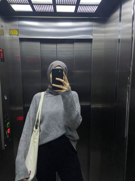 Grey Ootd Hijab, Grey Outfit Hijab, Grey Hijab Outfit, Grey Pullover Outfit, Hijabi Winter, Oversized Black Knit Sweater, Modest Winter Fashion, Aesthetic Outfits Hijab, Grey Hijab