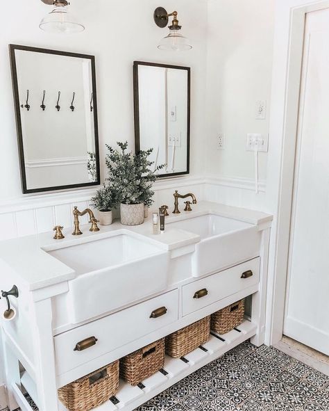 Jute storage baskets in Farmhouse Bathroom with double vanity via @lynzyandco Ideas Baños, Farmhouse Bathroom Decor Ideas, Bad Inspiration, Dekorasi Kamar Tidur, Modern Farmhouse Bathroom, Farmhouse Bathroom Decor, Farmhouse Sink, Farmhouse Bathroom, Bathroom Styling