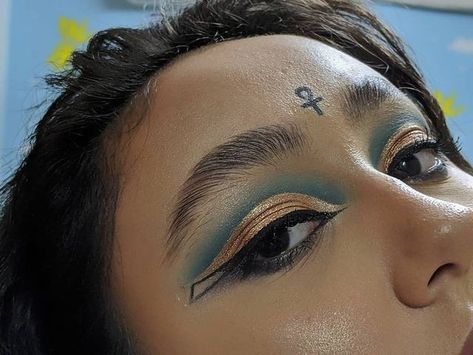 Egyptian eyeshadow egyptian eyeliner egyptian makeup Halloween ancient Egyptian costume Halloween Ancient Egyptian Eyeliner, Egypt Makeup Eye, Eygptain Makeup, Egyptian Eyeshadow, Egyptian Inspired Makeup, Anubis Makeup, Egyptian Makeup Goddesses, Wanda Outfit, Ancient Egypt Makeup