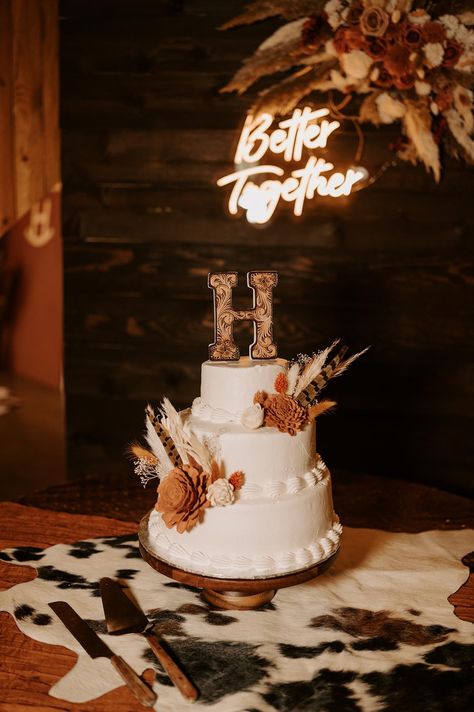 Check out this photo from brianna.purvis Western Cake Wedding, Southern Themed Wedding, Country Themed Wedding Cake, Wedding Cakes Western Style, Boho Western Fall Wedding, Cowboy Western Wedding, Western Wedding Cakes Rustic, Western Cowboy Wedding, Boho Western Wedding Cake