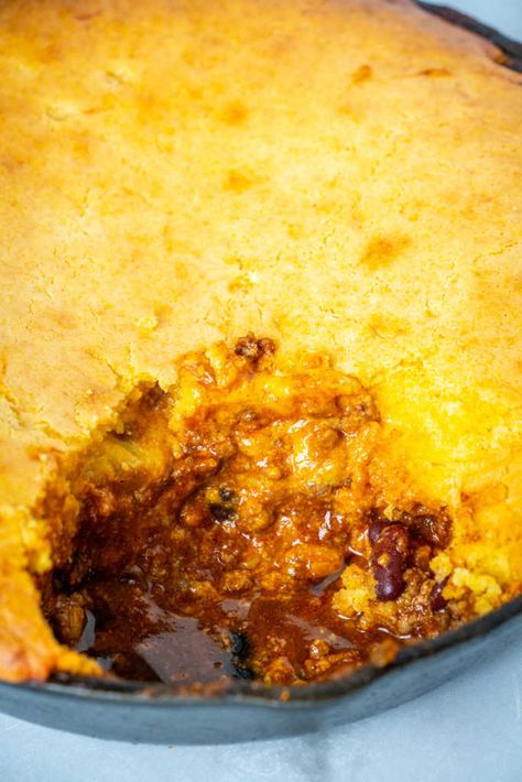 Reese Witherspoon’s Cornbread Chili Pie | 12 Tomatoes Cornbread Chili Pie, Chili Pie Recipe, Cornbread Pie, Cornbread Chili, Tamale Casserole, Chili Pie, Chili And Cornbread, Tamale Pie, Shepherds Pie Recipe