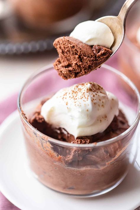 Easy Chocolate Mousse Recipe- Made in 15 minutes! -Baking a Moment Dark Desserts, Chocolate Mousse Desserts, Vanilla Extract Recipe, Easy Chocolate Mousse, Chocolate Mousse Recipe, Mousse Dessert, Fancy Light, Frozen Chocolate, Mousse Recipes