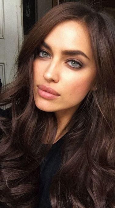 www.iol.pt multimedia oratvi multimedia imagem id 560c1c020cf2823db4e59c1d 800 Irina Shayk Style, Beauty Make-up, Irina Shayk, Maquillaje Natural, Gorgeous Makeup, Beautiful Skin, Beauty Face, Beauty Inspiration, Dark Hair