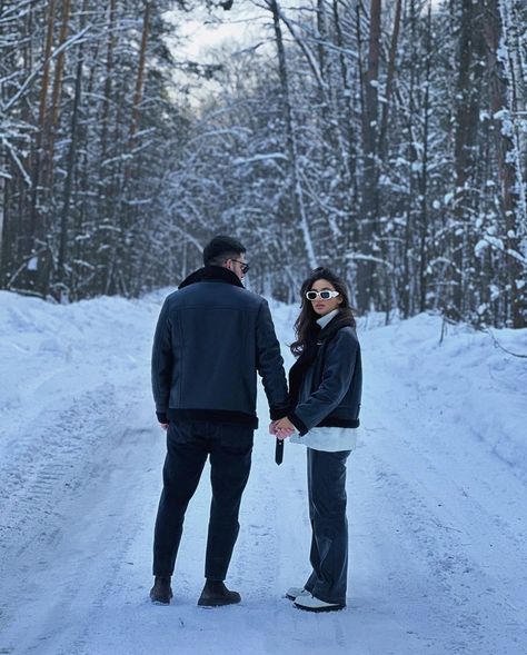 Cold Couple Photoshoot, Cold Weather Couples Photos, Winter Couples Pictures, Couple Snow Aesthetic, Couple Poses Winter, Snow Couples Photoshoot, Winter Aesthetic Couple, Snow Couple Photoshoot, Winter Photoshoot Ideas For Couples