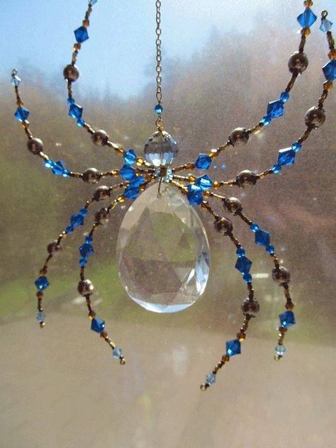 Julkransar Diy, Carillons Diy, Crystal Spider, Beaded Spiders, Diy Wind Chimes, Beaded Crafts, Crystal Suncatchers, Beaded Animals, Beaded Ornaments