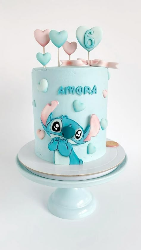 Birthday Cake Stitch, Stitch Themed Cake, Stitch Torte, Stitch Cake Ideas, Stitch Cake Design, Stitch Birthday Cake Ideas, Lilo And Stitch Birthday Cake, Cake With Macaroons, Pastel Stitch