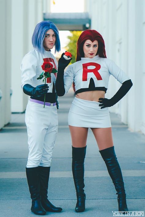 Team Rocket Costume, Rocket Costume, Pokemon Halloween Costume, Iconic Couples, Characters Costumes, Couples Costumes Creative, Unique Couple Halloween Costumes, Kostuum Halloween, Couples Cosplay