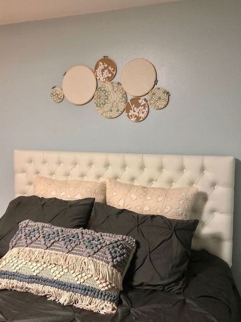 Are you looking for cute ideas to decorate your master bedroom wall? This wall decor is quick and easy and perfect if you're decorating on a budget. This simple idea can replace traditional artwork above your bed and is perfect if you have no headboard. #diy #bedroom #wall Embroidery Ring Decor Wall Art, Bedroom Wall Decor Ideas Above Bed, Diy Bedroom Wall Decor, Embroidery Hoop Wall Decor, Diy Bedroom Wall, Hoop Wall Decor, Hoop Decor, Embroidery Hoop Decor, Diy Wall Decor For Bedroom