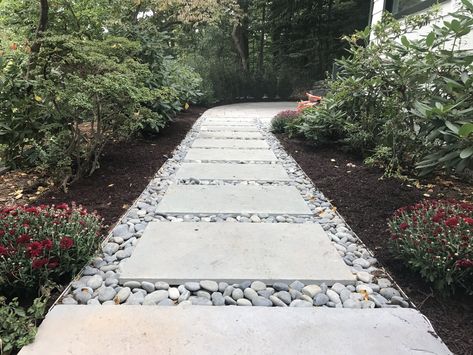 Large Concrete Pavers, Concrete Pavers Walkway, Backyard Walkway, Pavers Backyard, Paver Designs, Walkway Landscaping, Side Yard Landscaping, Paver Walkway, Walkway Ideas