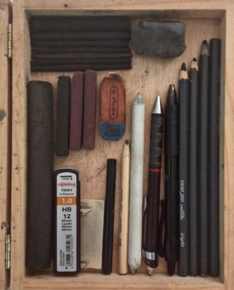 aesthetic drawing pencils charcoal materials art sketching Sketch Supplies Aesthetic, Old Sketchbook Aesthetic, Aesthetic Charcoal Art, Art Pencils Aesthetic, Charcoal Sketches Aesthetic, Artist Bag Aesthetic, Charcoal Art Supplies, Drawing Materials Art Supplies Aesthetic, Grunge Artist Aesthetic