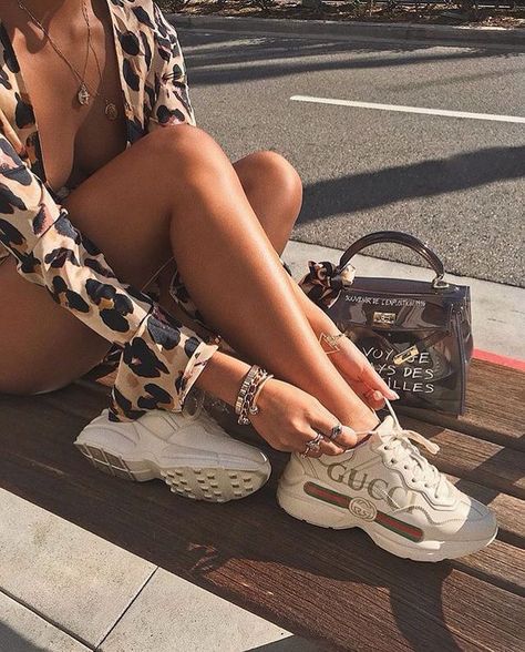 Prendas perfectas si eres una chica con más tenis que tacones Tas Gucci, Aesthetic Shoes, Modieuze Outfits, Gucci Shoes, Mode Inspiration, Sneaker Head, Cute Shoes, Nice Shoes, Bottega Veneta