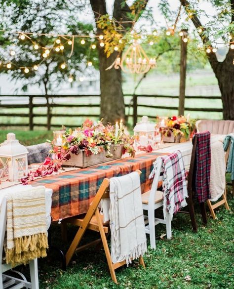 Fall First Birthday Activities, Fall Birthday Party Decorations For Women, Fall Outside Dinner Party, Fall Picnic Wedding, Backyard Holiday Party, Fall Bbq Decorations, Thanksgiving Dinner Outside, Fall Backyard Dinner Party, Fall Decor Party Ideas