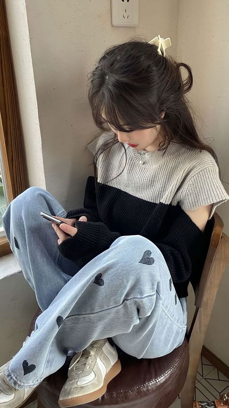 Uzzlang girl Ulzzang Casual Outfits, Uzzlang Outfits, Moda Ulzzang, Best Couple Pics For Dp, Trendy Outfits Indian, Beautiful Photoshoot Ideas, Preformance Outfits, Trendy Fashion Tops, Futuristic Fashion