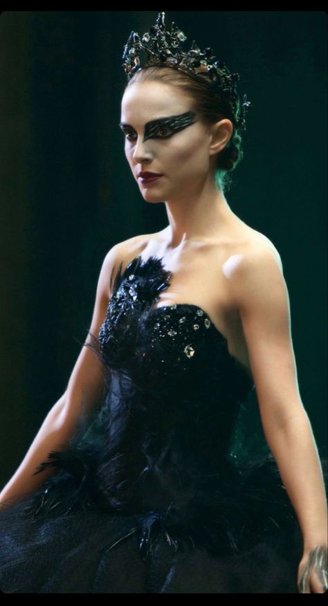 Black Swan Costume Halloween, Emo Prom, Black Swan Makeup, Black Angel Costume, Natalie Portman Black Swan, Halloween Costumes For Brunettes, Swan Lake Costumes, Black Swan Movie, Swan Costume