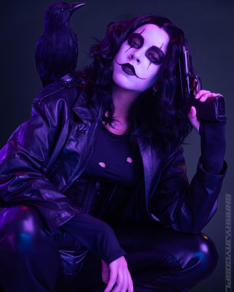 The crow cosplay by snarkyjaycosplay #thecrow #cultmovie Crow Halloween Costume, The Crow Cosplay, Crow Cosplay, Crow Halloween, Wallpaper Watch, Halloween Costume Women, Crow Costume, Video Poster, Crow Movie