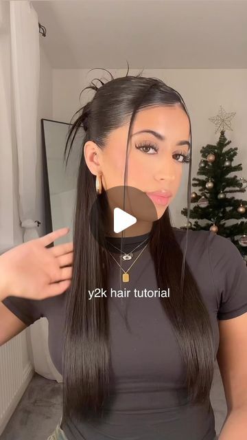 Alisha Kaur on Instagram: "Y2K hairstyle #hairtutorial #hairinspo #hairstyle #y2k #instareels #tutorial #hairstyles #explore #y2khairstyle" Y2k Hair Clips Style, Cute Hair Styles Down, Y2khair Styles, Hairstyle Without Gel, Hairstyle For Birthday Party, Short Hair Styles Y2k, Simple Straight Hairstyles, Peinados Y2k, Cute Y2k Hairstyles