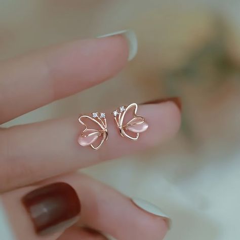 Small Butterfly Earrings Gold, Gold Earrings Studs Simple, Small Earrings Gold, Simple Gold Earrings, Gold Earrings Models, Modern Gold Jewelry, Pretty Jewelry Necklaces, Delicate Butterfly, Simple Stud Earrings