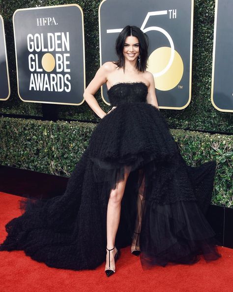 Kendall attends The 75th Annual Golden Globe Awards in Beverly Hills (07.01.18) Kylie Jenner Fotos, Style Kendall Jenner, Golden Globes Fashion, Golden Globes Dresses, Stile Kendall Jenner, Kendall Jenner Photos, Golden Globes Red Carpet, Allison Williams, Best Red Carpet Looks