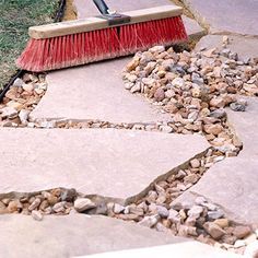 Use graduated sizes of decorative landscape rock that's 1 inch or smaller in diameter Walkways Ideas, Pebble Path, Flagstone Pavers, Flagstone Path, Walkway Design, Paver Walkway, Landscape Rock, Flagstone Patio, Garden Arbor