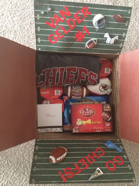 Football season has begun care package for deployment. Football Season Care Package, Bf Gift Basket Football, Fall Deployment Care Package, Football Care Package, Care Package Ideas Military, Auction Gift Basket Ideas, Deployment Care Packages, Marine Wife, Care Packages