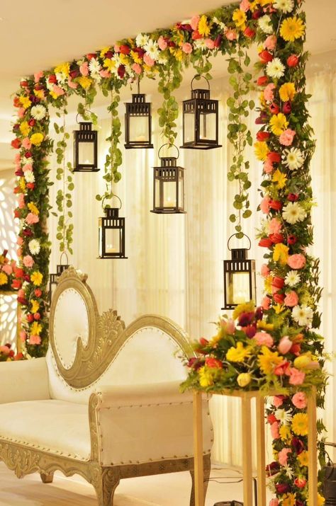 Pradhanam Decoration, Godhbharai Decoration At Home, Pink And Orange Indian Wedding Decor, Indian Backdrop Ideas, Mehandi Backdrop, Mehndi Decoration Ideas, Mehndi Decoration, Nikah Decor, Mehendi Decor Ideas