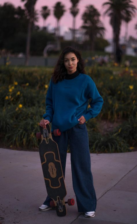 Types Of Skateboards, Female Skater, Holding Skateboard, Skater Poses, Skateboard Photos, Skateboard Aesthetic, Action Pose Reference, People Poses, Photo Stands