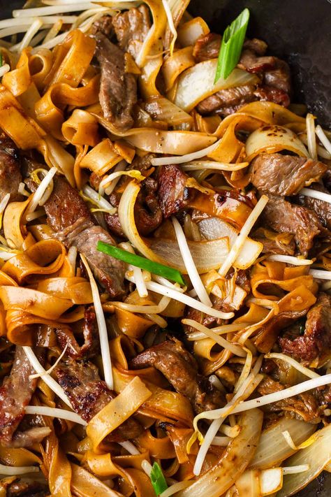 Cantonese Beef Chow Fun - Cooking For My Soul Rice Noodles And Beef, Easy Cantonese Recipes, Chinese Beef Noodles, Cantonese Noodles Recipes, Taiwanese Noodle Recipe, Gluten Free Chow Mein, Beef Noodles Recipes, Asian Beef Recipes, Beef Rice Noodles