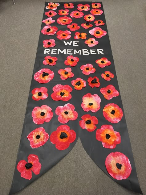 Classroom Remembrance Day Wreath, Eyfs Remembrance Day, Poppy Crafts For Kids Veterans Day, Poppy Art Project, Easy Poppy Craft, Veterans Day Poppy Craft, Rememberence Day Crafts For Kids, Rememberence Day Art, Remembrance Art Ks2