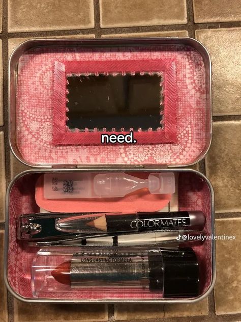 Mint Tin Crafts, Small Organizer, Altoids Tins, Inside My Bag, Mint Tins, Handbag Essentials, What In My Bag, Organizer Storage, Just Girly Things