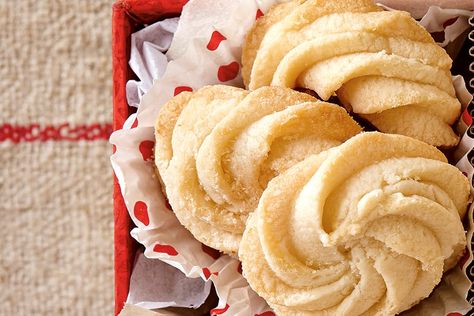 Classic Whipped Shortbread Best Butter Cookie Recipe, Rosette Cookies, Yummy Things To Bake, Whipped Shortbread, Shortbread Cookies Easy, Easy To Make Cookies, Whipped Shortbread Cookies, Christmas Baking Recipes, Glace Cherries