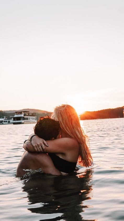 Lake Picture Ideas With Boyfriend, Couple Beach Water Pictures, Swimming Couples Photoshoot, Lake Vacation Picture Ideas, Couple At The Lake, Boat Pics With Boyfriend, Lake Date Ideas, Pool Picture Ideas Instagram Couple, Cute Couple Lake Pictures