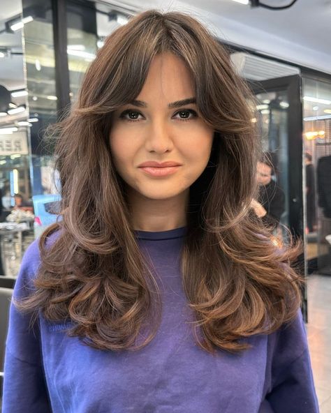 18 Most Flattering Medium-Length Haircuts For Round Faces Round Face Haircuts Long, Round Face Haircuts Medium, Medium Hair Round Face, Round Face Hairstyles Long, Hairstyle For Chubby Face, Haircuts For Round Faces, Haircuts For Medium Length Hair, Hair Mistakes, Layered Haircuts For Medium Hair