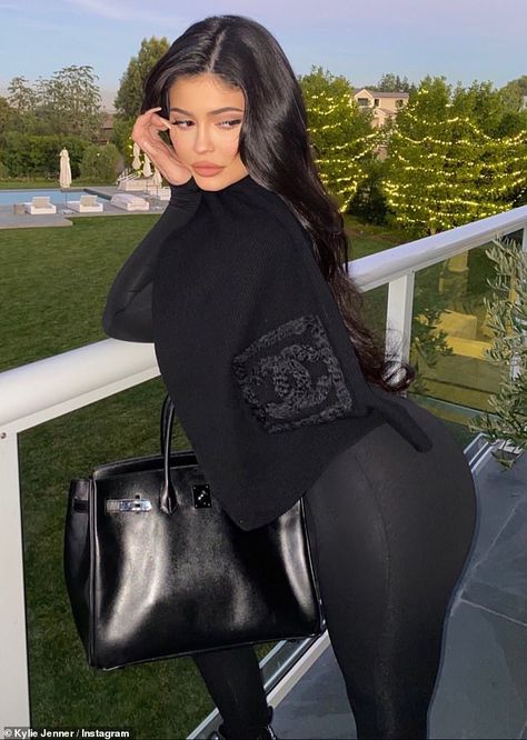 Kylie Jenner flaunts her shapely backside while on the balcony of her $6M mansion | Daily Mail Online Stylizacje Kylie Jenner, Moda Kylie Jenner, Kylie Jenner Fans, Ropa Kylie Jenner, Estilo Jenner, Look Kylie Jenner, Looks Kylie Jenner, Kylie Jenner Photos, Trajes Kylie Jenner