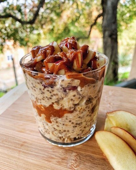 Healthy Caramel Apple, Apple Overnight Oats, Holistic Nutrition Recipes, Overnight Recipes, Oat Recipes Healthy, Overnight Oats Recipe Healthy, Oats Breakfast, Clean Food Crush, Overnight Oats Recipe