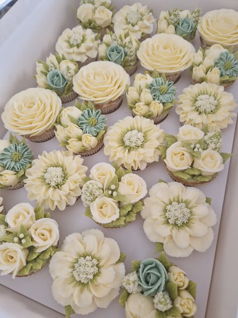 Good evening Carpets sorted, made the... - Cupcakes By Sally Displaying Cupcakes At Party, Fall Cupcakes Wedding, Wedding Muffins, Cute Cupcakes Aesthetic, 40th Cupcakes, White Flower Cupcakes, Bridal Shower Cupcake Ideas, Flower Bouquet Cupcakes, Boho Cupcakes