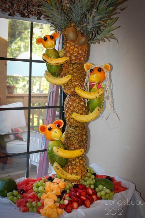 Pineapple Tree Centerpieces, Kids Party Desserts, Pineapple Tree, Palm Tree Fruit, Pineapple Palm Tree, Deco Fruit, Deco Buffet, Fruit Platter Designs, Fruits Decoration