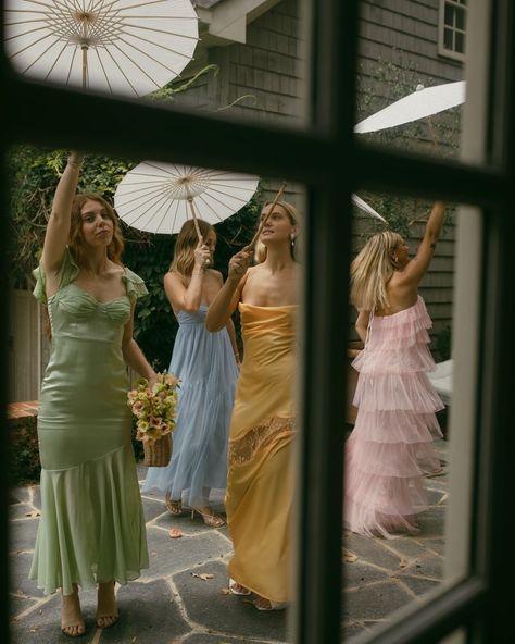 Spring Wedding Elegant, Pastel Garden Party Wedding, Garden Wedding Bridal Party, Bridesmaid Parasol, Funky Bridesmaid Dresses, Colorful Wedding Aesthetic, 80s Wedding Aesthetic, Dreamy Wedding Photography, Garden Party Wedding Attire