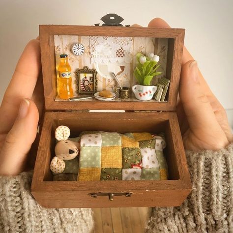 Tin Box Dollhouse, Diy Tiny Doll House, Calico Critter Diy Ideas, Altoid Tin Dollhouse, Diy Sylvanian House, Altoid Tin Ideas Miniatures, Kids Toys Aesthetic, Altoids Box Ideas, Trinkets Diy