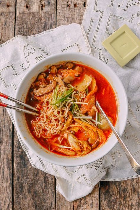 Quick and Easy Kimchi Ramen Ramen Collection, Kimchi Chicken, Koreansk Mad, Easy Kimchi, Kimchi Ramen, Koreansk Mat, Pho Recipe, Woks Of Life, The Woks Of Life