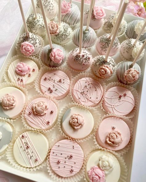 Cakepops & Oreo birthday party treats . Happy Sunday guys! . This is still one of my favorite sets made for a dessert table party… | Instagram 60th Birthday Treats Ideas, Sweet 16 Party Treats, Boho Treat Table Ideas, Sweet Sixteen Dessert Table Ideas, Rose Gold Desserts, Oreo Birthday Party, Baby Shower Dessert Table Ideas, Pink Treat Table, Pink Oreos