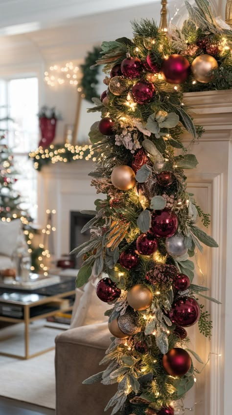 Christmas Decorative Tray Ideas, Decorating With Christmas Garland, Hairstyles Wallpaper, Burgundy Christmas Decor, Kitchen Christmas Decorations, Burgundy Christmas, Classic Wreath, Outdoor Christmas Decoration Ideas, Christmas Dreaming