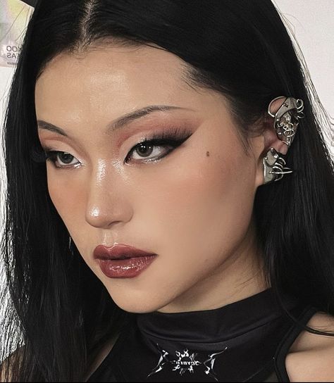 70s Editorial Makeup, Prom Makeup For Small Eyes, Fur Shirt Outfit, Iconic Makeup Looks Celebrity, Artic Monkeys Makeup, Fierce Make Up Look, Editorial Makeup Asian, Lover Makeup Ideas, Party Make Up Ideas