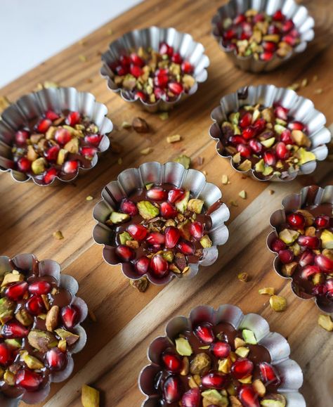 Pomegranate Pistachio Chocolate Cups - Colorful Superfoodie Pomegranate Pistachio, Pistachio Chocolate, Easy Treats To Make, Easy Treat, Healthy Sweets Recipes, Coconut Butter, Chocolate Cups, Easy Treats, Homemade Snacks